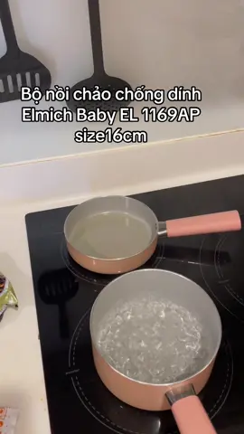 Bộ nồi chảo chống dính Elmich Baby EL 1169AP size16cm. Là cha mẹ, ai cũng mong muốn mang đến cho con những điều tốt đẹp nhất, đặc biệt là trong giai đoạn ăn dặm quan trọng. Hiểu được điều này, Elmich đã cho ra đời dòng sản phẩm nồi nấu ăn dặm dành riêng cho bé, với sứ mệnh mang đến cho bé những bữa ăn ngon, bổ dưỡng và an toàn. Tại sao nên chọn nồi nấu ăn dặm Elmich? Chất liệu cao cấp, an toàn cho sức khỏe Nồi được làm từ chất liệu cao cấp, an toàn cho sức khỏe, được kiểm nghiệm nghiêm ngặt theo tiêu chuẩn Châu Âu. Chất liệu chống dính Whitford USA không chứa PFOA, PTFE, an toàn tuyệt đối cho bé. Thiết kế thông minh, tiện lợi Nồi có thiết kế nhỏ gọn, tiện lợi, dễ dàng sử dụng và vệ sinh. Nắp nồi được làm bằng thủy tinh trong suốt giúp bạn dễ dàng quan sát quá trình nấu nướng. Tay cầm cách nhiệt an toàn, giúp bạn dễ dàng di chuyển nồi khi đang nóng. Đa dạng dung tích Elmich cung cấp nhiều dung tích nồi khác nhau để bạn lựa chọn phù hợp với nhu cầu sử dụng của bé. Nấu nướng đa dạng Nồi có thể sử dụng để nấu cháo, soup, hầm, luộc rau củ quả... cho bé. Nồi cũng có thể sử dụng trên tất cả các loại bếp, bao gồm bếp ga, bếp từ, bếp hồng ngoại. Dễ dàng vệ sinh Nồi có lớp chống dính cao cấp, giúp bạn dễ dàng vệ sinh sau khi sử dụng.#tiktok #xuhuong #elmichi 