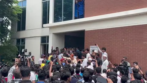 মাইলস্টোনে শিক্ষার্থীদের তোপের মুখে আসিফ নজরুল। ২ ঘন্টা ধরে আটকা কলেজ ভবনে।