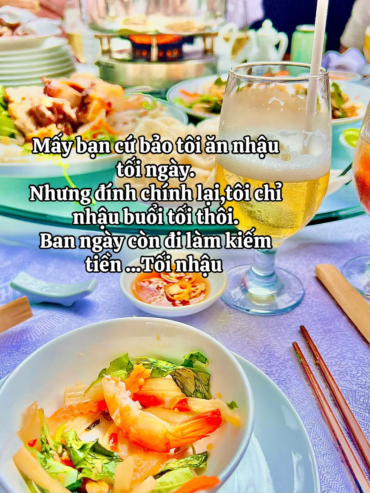 Mấy bạn cứ bảo tôi ăn nhậu tối ngày. Nhưng đính chính lại,tôi chỉ nhậu buổi tối thôi. Ban ngày còn đi làm kiếm tiền ...Tối nhậu 