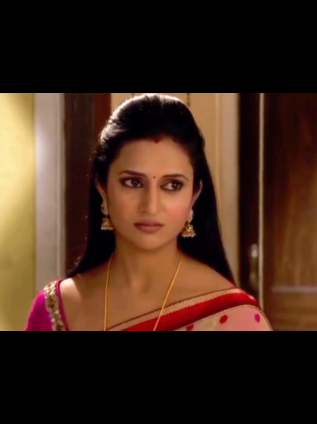 Me adarayai episode 116 තෝෂි රෝමිට කියනවා අමුත්තන්ගෙ ලයිස්තුව හදන්න කියලා. රමන්ටයි mihirටයි කියනවාද ගෙදර ඉන්න අද චාරිත්‍ර වලට සහභාගි වෙන්න ඕන නිසා. මේ දහනාහි මෙච්චර ෆන්ෂන් කියලා. ත්‍රිශෝ කියනවා මට සේරම චාරිත්‍ර කරන්න ඕනි කියලා. විසිත කියනවා ඒක කරන්නේ වෙඩින් එකේද මේක එන්ගේජ්මන්ට් එක කියලා. රමන් කියනවා එයාට ඕනි දේ කරන්න ඉඩ දෙන්න යට සතුටු වෙන්න ඉඩ දෙන්න අපි මධුරාසි නෙවෙයි අපි පංජාබි කියලා. රෝමි ඉෂිතගෙන් අහනවා මේහිකගෙ එන්ගේජ්මන්ට්  වැඩ ගැන. ඉෂිත. කියනවා ඒවා හොඳින් කියලා.රෝමි බාල ගැන අහනවා. iඉෂූ කියනවා බාලා අයියා ඇරේන්ජ්මන්ට් කරනවා වන්දු ඉන්නෙ අම්මලා ගෙදර කියලා. රෝමේ අගයාලුවට කතා කරල කියනවා බාලා මෙහේ ඉන්නවා මම කරන්න ඕනෙ දේ ඔයාට කියන්නම් කියලා. මිහිර් ඉෂිත ළඟට ඇවිල්ලා අහනවා මිහිකගෙ ක්සාදෙ ගැන. ඉෂිත කියනව විභූට ආයෙත් යන්න ඕනෙ නිස ෆන්ෂන් ඔක්කොම ඉක්මනට කරනව කියලා.. මිහිර් කියනව මම බාල මස්සිනාට උදව් කරන්නද කියල.ඉෂිත මිහිර්ගෙන් අහනවා එයා කවද්ද ඔයාගෙ මස්සිනා වුනේ , ඇයි ඔයා එයාට උදව් කරන්නේ කියලා. මිහිර් කියනවා මිහිකත් එක්ක තිබ්බ මගේ රීලේෂන්ෂිප් එක ඉවරයි ඒත් මට ඕනේ එයා සතුටින් ඉන්නවා බලන්න .ඇයි ඔයා US වල කොල්ලෙක් තෝර ගත්තේ එයාට මෙහෙට හැඩගැහෙන්න අමාරු වෙයිකියලා. ඉෂිත කියනවා රිලැක්ස් වෙන්න. ඔයා ඔයාගේ එන්ගේජ්මන්ට් එකට අවධානය යොමු කරන්න රමන් ඔයාව බලාගන්නවා වගේ මං මිහිකා බලාගන්න ඉන්නවා කියලා..රමන් තන්ඩන්ට කෝල් කරලා කියනවා එන්නේ කියලා. ඉෂූ මිහිකගෙ එන්ගේජ්මන්ට් එක ගැන අප්ප එක්ක කතා කරනවා රමණ්ඩයි මිහිරටයි ජෙලස් හිතෙනවා. ඉෂූ අප්පට කියනව රමන් මාත් එක්ක එයි කියලා. රමන් කියනව මට ඕවට වෙලාවක් නෑ කියලා. ඉෂූ කියනවා ඔයාගේ බිරිඳ විදියට මගේ යුතුකම් ඔයා මට කිව්වා . ඒ නිසා මම ඔයාට අයියර් පවුලේ බෑනගේ රාජකාරී මතක් කරන්නම් ඒක නිසා මේකට උදව් කරන්න කියලා . ත්‍රිශා shopping කරන්න යනකොට  මිහිකත් එක්කන් ගිහින් මිහිකට හෙල්ප්.කරන්න එයාට තෝරගන්න...නෝ ආගියුමන්ට්ස් කියල ඉෂිත යනවා.. රමන් මිහිර්ගෙන් අහනව ඔයාට ඇහුනද  මිහිකට පිස්සු මෙයාට වඩා ඔයාට පුලුවන්ද ඒයාව හැන්ඩ්ල් කරන්න අපි ෂොපින් යමු කියලා කියනවා.. ithuru tika comments wala #ishra #meadarayaisinhala #meadarayaimula 