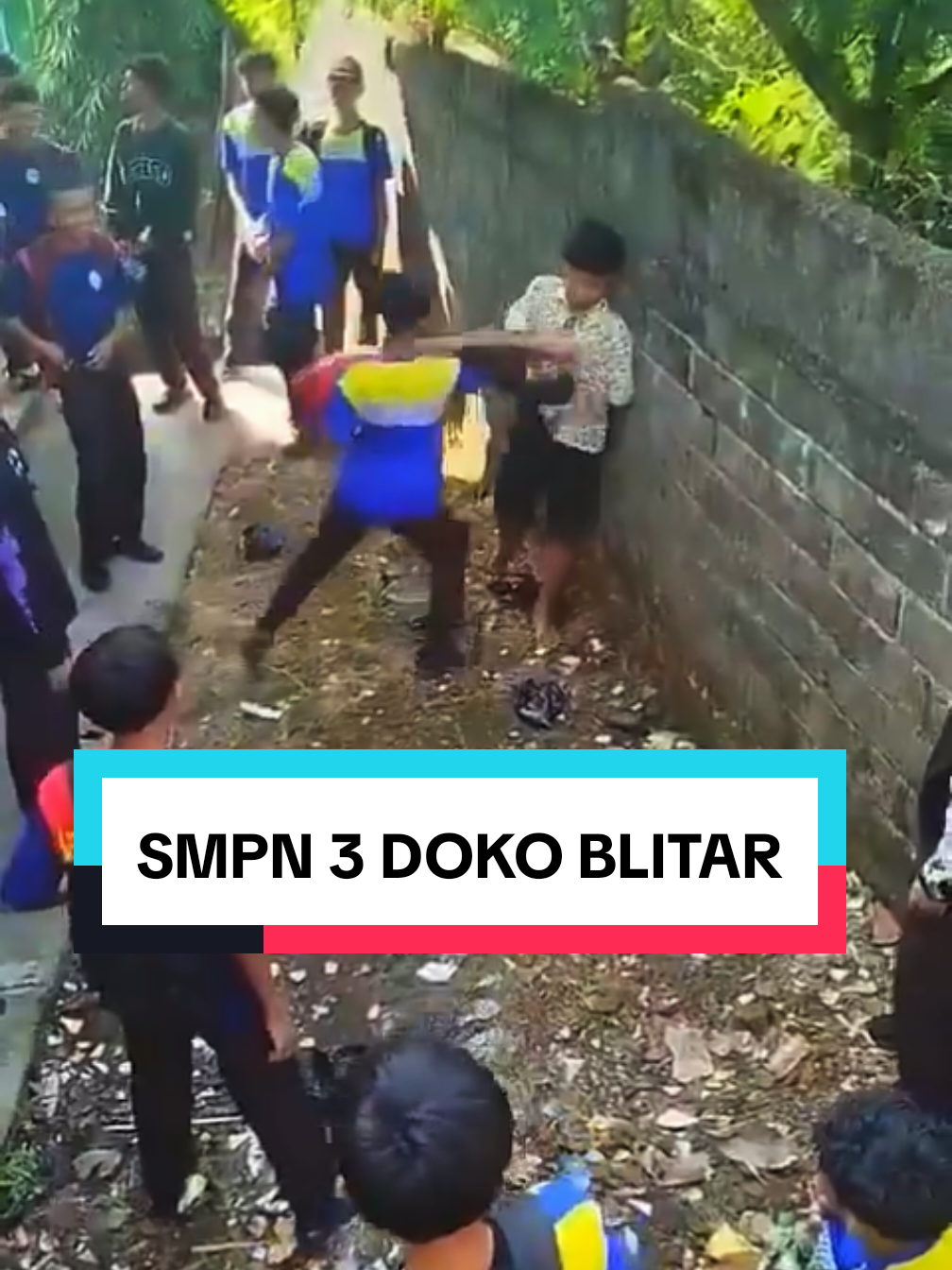 Kepsek, Ibu/Bapak Guru SMPN 3 Doko, Blitar, Kok bisa hal ini terjadi di sekolah kalian? Hal menjijikkan ini terjadi di lingkungan sekolah kalian loh, saat MPLS. Murid kelas 8 dan 9, mem-bully murid kelas 7.  Jangan ada kata damai untuk keluarga korban