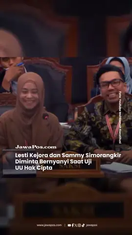 Sidang lanjutan Undang-Undang Nomor 28 Tahun 2014 tentang Hak Cipta di Mahkamah Konstitusi (MK), Selasa (22/7/2025) berlangsung dengan suasana yang tak biasa. Dua penyanyi ternama, Lesti Kejora dan Sammy Simorangkir, yang hadir sebagai saksi pemohon dalam persidangan, diminta bernyanyi langsung di ruang sidang oleh Ketua MK, Suhartoyo. Momen ini terjadi usai Lesti menyampaikan keterangannya di hadapan majelis hakim. Begitu turun dari mimbar saksi, Suhartoyo langsung meminta pelantun lagu dangdut itu untuk menyanyikan lagunya sendiri. Baca selengkapnya di www.jawapos.com #lestikejora #sammysimorangkir 