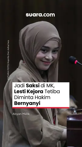 Suasana ruang sidang Mahkamah Konstitusi (MK) di Jakarta Pusat mendadak hening saat penyanyi dangdut Lesti Kejora diminta menyanyi di hadapan hakim pada Selasa, 22 Juli 2025. Diketahui, Lesti Kejora hadir sebagai saksi dalam sidang lanjutan uji materi Undang-Undang Nomor 28 Tahun 2014 tentang Hak Cipta yang diajukan oleh gerakan Vibrasi Suara Indonesia (VISI). Dalam keterangannya, Lesti menjelaskan bahwa dirinya pernah mendapat somasi dan dilaporkan ke polisi oleh pencipta lagu Yoni Dores. Di tengah penjelasan tersebut, Hakim Suhartoyo yang memimpin jalannya sidang, meminta Lesti menyanyikan satu bait lagu miliknya sendiri. 