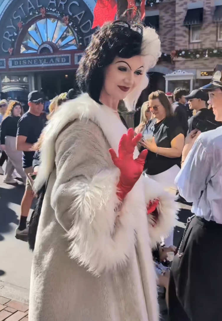 Cruella made our Disneyland trip magical! #disneyland #disneycalifornia #disneycaliforniaadventure #disneycaliforniaadventurepark #disneycharacters#foryou #usa 