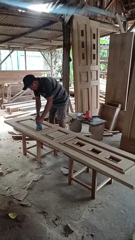 proses finishing 2 set pintu garasi sleeding,pesanan yogjakarta #pinturumah #sindujatimandiri #mebelblora #pintugarasisliding #yogjakarta #pintu #jatiperhutani 