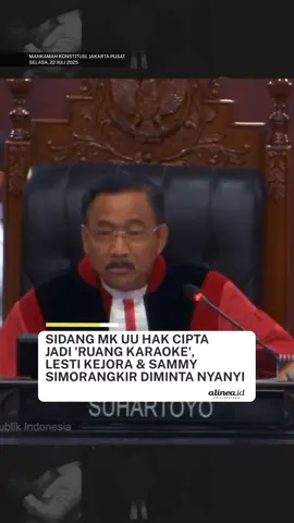 Ruang sidang Mahkamah Konstitusi (MK) mendadak berubah bak ruang karaoke pada Selasa (22/7/2025). Hal ini terjadi saat sidang lanjutan uji materi UU Nomor 28 Tahun 2014 tentang Hak Cipta, ketika hakim meminta Lesti Kejora dan Sammy Simorangkir untuk menyanyikan lagu ciptaan mereka. Lesti Kejora diminta menyanyikan lagunya yang berjudul Angin oleh Ketua MK Suhartoyo. Dengan suara merdu, Lesti melantunkan lirik, “Angin, sampaikan padanya, betapa rindu ini menyiksa ku...”. Tak hanya Lesti, Suhartoyo juga meminta Sammy Simorangkir menyanyikan lagu ciptaannya. Sammy sempat kebingungan karena lama tidak menyanyikan lagu tersebut, hingga akhirnya melantunkan lagu populer Kerispatih Bila Rasaku Ini Rasamu di ruang sidang. Sidang ini merupakan bagian dari gugatan 29 musisi tanah air, termasuk Armand Maulana, Ariel NOAH, Nadin Amizah, Bunga Citra Lestari, dan Rossa, terkait ketidakjelasan pasal pembayaran royalti dalam UU Hak Cipta. Mereka berharap Mahkamah Konstitusi memberikan pemaknaan baru agar hak-hak musisi lebih terlindungi di industri pertunjukan. Menurut Teman Alinea, gimana seharusnya perlindungan hak cipta untuk musisi di Indonesia? #UUHakCipta #HakCiptaMusik #LestiKejora #SammySimorangkir #SidangMK #MahkamahKonstitusi #RoyaltiMusisi     