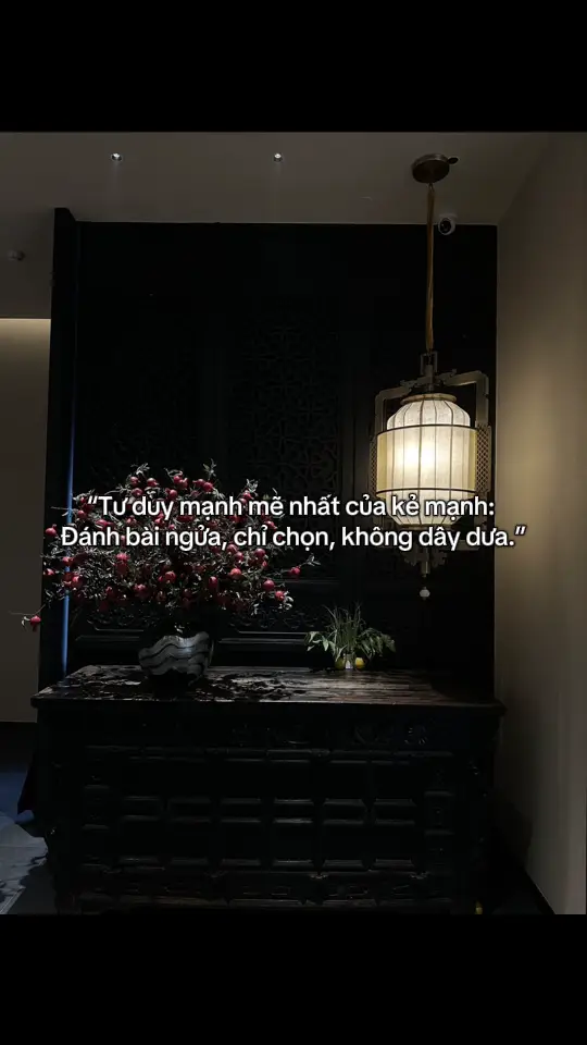 Tư duy của kẻ mạnh: Tôi chơi bài ngửa, bạn tùy ý. Tăng Quốc Phiên từng nói: “Chỉ có lòng chân thành tuyệt đối mới thắng được sự giả dối tuyệt đối của thiên hạ; Chỉ có sự vụng về đến tận cùng mới có thể thắng được sự khéo léo tột bậc nơi thế gian.” Người thật sự là cao thủ, ngay từ đầu đã rất thẳng thắn – họ không giấu diếm, không bày trò. Họ đánh bài ngửa, dùng sự chân thành để sàng lọc những người không cùng tần số. Bởi họ cược vào một điều: khả năng hành động và tầm nhận thức của bạn không đủ để đáp lại sự thẳng thắn đó. Chân thành đến cùng chính là đòn tấn công mạnh mẽ nhất, bởi nó không có điểm yếu, không cần che giấu. Đó chính là nghệ thuật của “dương mưu” – công khai mà không ai có thể phá giải, thể hiện bản chất thật mà vẫn không tổn thương ai. Và sự thẳng thắn đến tận cùng ấy, chính là gốc rễ của một nội tâm kiên cố. ⸻ ① Đánh bài ngửa – sống chân thành Làm người ở đời, sống sao cho chân thành? Thật ra, chỉ gói gọn trong ba chữ: Đánh bài ngửa. Giao tiếp với người khác, hãy bớt tính toán vòng vo, thay vào đó là đối thoại trực tiếp, rõ ràng. Chân thành hơn bất kỳ mánh lới nào, chính là thứ khiến người khác dễ mở lòng. Người xưa có câu: “Không tinh, không thành, chẳng thể cảm động lòng người.” Bạn càng ngay thẳng, càng dễ chiếm được sự tôn trọng. Sống minh bạch, thẳng thắn – lâu dài sẽ không mệt mỏi. ⸻ ② Chỉ sàng lọc – không cố thay đổi ai Người trưởng thành cần có một quan điểm rõ ràng về các mối quan hệ: Chỉ sàng lọc, không giáo dục; chỉ lựa chọn, không thay đổi. Chúng ta không có quyền – cũng không nên – thay đổi ai. Bạn cần tìm người vốn đã tốt, chứ không phải cố gắng biến ai đó thành người tốt. Nếu một mối quan hệ khiến bạn cạn kiệt năng lượng, tổn thương lòng tự trọng, hãy rời đi càng sớm càng tốt. Buông bỏ kỳ vọng thay đổi người khác, và hãy đồng hành cùng những người có cùng giá trị sống. Chỉ cần vậy, mọi rắc rối trong các mối quan hệ sẽ dần tan biến. ⸻ ③ Không dây dưa – không đáp trả những điều vô nghĩa Dư Thuỷ từng nói: “Có người để đời mình bị nhấn chìm trong việc dò xét, phòng bị, so đo lẫn nhau. Có người lại thả hồn mình vào đất trời bao la, núi cao biển rộng.” Người sống trong thế giới nhỏ hẹp, mãi mãi bị cuốn vào những chuyện vụn vặt, rối ren. Còn người biết buông bỏ những tranh chấp nhỏ nhặt, mới có thể sống ở tầng cao hơn. Nguyên tắc không phản ứng là một dạng trí tuệ. Có người khiêu khích, cách hay nhất là không phản ứng. Bạn càng quan tâm, bạn càng bị kéo vào nhịp điệu của họ. Không dây dưa, không hồi đáp những điều vô nghĩa – đó là sự khôn ngoan, là lựa chọn của người đã trưởng thành. ⸻ ④ Mãi là chính mình – đó là thái độ sống đáng quý nhất Hành trình cuộc đời, bạn không cần phải gồng mình để làm hài lòng người khác. Chỉ cần sống như một đóa hoa, nở đúng mùa của mình. Chỉ cần như một dòng nước, trôi theo cách của riêng mình. Chấp nhận tất cả những gì xảy đến. Chân thành với bản thân. Chỉ cần bạn là chính bạn, mọi thứ sẽ tự tìm đến chỗ phù hợp của nó. Cuộc đời này, nếu có một điều bạn nên làm đến cùng, thì đó là: Hãy sống hết mình, sống đúng mình, đừng sống để đáp ứng kỳ vọng của ai khác. ⸻ Chúc bạn dám chơi bài ngửa, dám chọn bạn đồng hành, dám từ chối những điều rối ren, và dám là chính mình. Hãy sống một đời thật mạnh mẽ, thật trong sáng, và thật tự do. #xh #xhh 