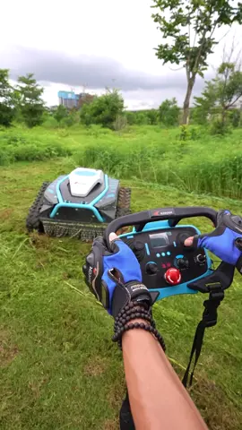 The KOHAM off-road remote control lawn mower has strong climbing stability.#lawntiktok #kohamb2b #OEMmowers #kohammowers #kohammowersfactory 