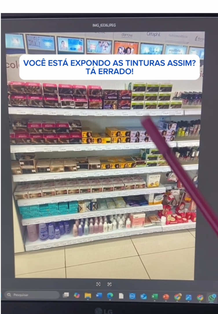 📍Tinturas deitadas na prateleira? Esse erro é mais comum do que você imagina! Na hora de organizar a seção de coloração, muita gente deixa as caixinhas deitadas, uma em cima da outra. O resultado? ❌ O cliente não consegue ver a cor ❌ A prateleira vira um amontoado de caixas ❌ Fica difícil repor, conferir estoque e até vender Agora pensa no impacto de uma organização vertical, com: ✅ Frentes visíveis ✅ Numeração e tons fáceis de identificar ✅ Cores separadas por marcas ou tons ✅ Um layout limpo, prático e bonito 💡 A experiência de compra começa pela organização. E quando o cliente encontra fácil, ele compra mais e volta! 👉 Curtiu a dica? Salva esse vídeo e compartilha com quem precisa melhorar a seção de tinturas!