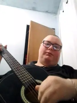preciso me encontrar (gordão tocando) #violao #gordo #cartola #precisomeencontrar #obesidade 