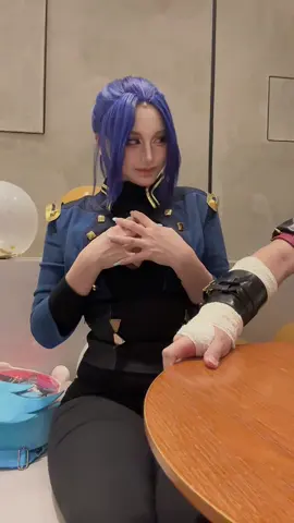 Thought Vi was protecting me from hitting on the table corner….  😐 @Tenma @Arty @gilatoboro   #cosplay #arcane #arcanecosplay #arcanememe #arcanejinx #caitlyn #vicosplay 
