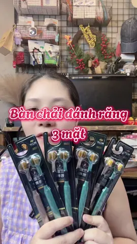 Chăm sóc răng miệng toàn diện hơn với bàn chải đánh răng ba chiều, ba mặt hình chữ V. Thiết kế độc đáo giúp làm sạch đồng thời cả 3 mặt răng, tiết kiệm thời gian nhưng vẫn hiệu quả. Lông bàn chải siêu mềm PBT thâm nhập sâu vào các kẽ răng, loại bỏ mảng bám mà không gây tổn thương nướu. Tay cầm chắc chắn, dễ thao tác và có nhiều màu sắc thời trang. Bàn chải ba mặt cao cấp là lựa chọn lý tưởng cho cả người lớn và trẻ em trong hành trình bảo vệ sức khỏe răng miệng mỗi ngày! #banchaidanhrang #banchai3dau #banchaidanhranglongmem #banchai3mat #xuhuong 