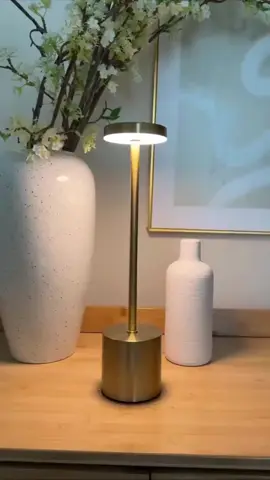 🔗 LINK NA BIO. Quem ama um ambiente aconchegante com estilo levanta a mão! 🙋‍♀️ Essa luminária de mesa moderna tem LED, é recarregável, funciona no toque e ainda combina com qualquer cantinho da casa! Achei na Shopee no precinho e precisava compartilhar esse achadinho com vocês. Aquela vibe Pinterest sem gastar muito! ✨💡 👉 Salva esse post e marca aquela amiga que ama decoração barata e linda! #decoracao #decoracaodecasa #luminaria #achadosshopee 