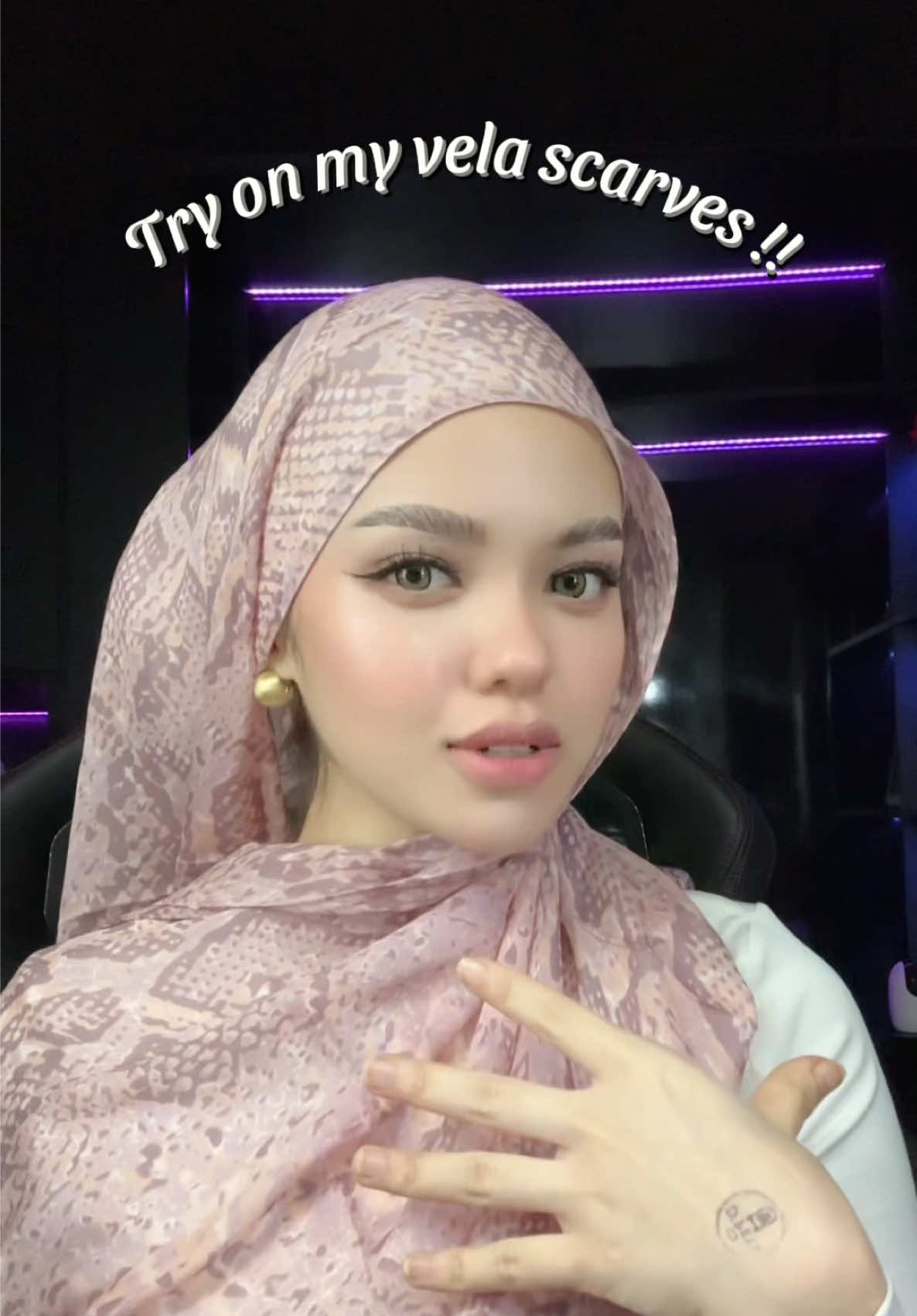 who want more unboxing & try on ?! 🤏🏻 #velascarves 