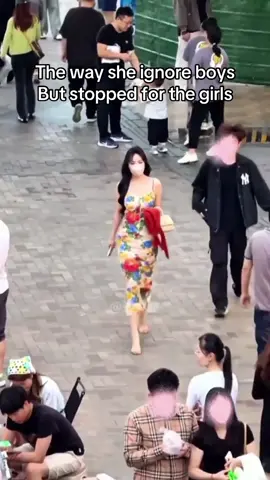 Girls support girls #douyin #StreetFashion #chinesegirl #modelwalk 