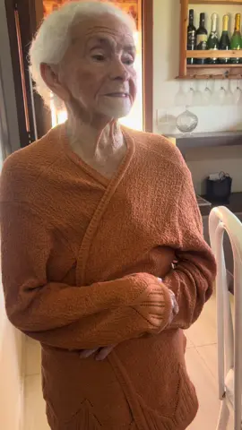 Vovó ficou brava com o neto quando ele falou que ela não ajuda 🤣 #video #videoviral #humor #vovo #comedia #familia #interação #amor❤️ #fyp #foryoupage #f 