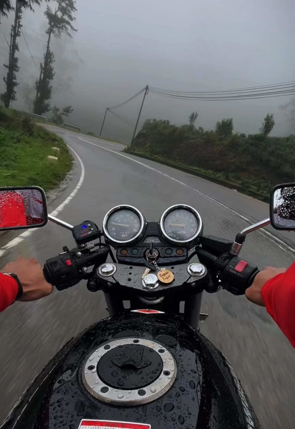 Wet roads🛣️ #foryou #fyp #travel #srilanka #nuwaraliya #Love #biker #kawasaki #roadtrip #rain #rainyday 