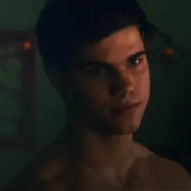 белла делает вид что не хочет чтобы джейкоб её душил 👴#vampire #twilight #jacobblack #werewolf 