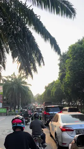 Sekarang baru tau rasannya pulang kerja tapi masih ad matahari, tapi bukan sama macetnya😭 #tbsimatupang 