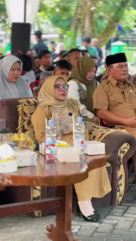 qSetelah melakukan Penyerahan Bantuan Pangan di Kecamatan Kuok, Saya Wakil Bupati Kampar Langsung Ke Halaman Kantor Baznas Kampar untuk Mendistribusikan Zakat Bantuan Pendidikan Kepada 1.153 Orang Mahasiswa .  Tentunya ini Amanah dari Masyarakat yang telah menyalurkan Zakatnya, untuk didistribusikan melalui Baznas dengan Tujuan Pemerintah Hadir Dalam Memberikan Dukungan Finanasial Kepada Mahasiswa Dari Keluarga Yang Kurang Mampu Agar Mereka dapat Melanjutkan Pendidikannya. ini sesuai dengan program Kampar di Hati yaitu Kampar Makmur dan Kampar Cerdas. Bukan bantuan ini saja, Pemerintah Kabupaten Kampar juga sudah membuka pelatihan untuk masyarakat difabel yang mana pelatihan yang diikuti oleh peserta difabel diantaranya pelatihan Bengkel sepeda motor, pelatihan Perbaikan AC, dan pelatihan komputer. Hal ini bertujuan untuk meningkatkan keterampilan dan daya saing difabel agar bisa bersaing di dunia kerja. Tentunya Saya berpesan, Kepada Masyarakat Semua, Do’akan Bapak Bupati Kampar H. Ahmad Yuzar dan Wakil Bupati Kampar untuk sehat selalu sehingga Program-Program Kampar di Hati terwujud untuk selalu mensejahterakan Masyarakat dalam sektor apapun. #kampardihati  #misharti  #kabupatenkampar 