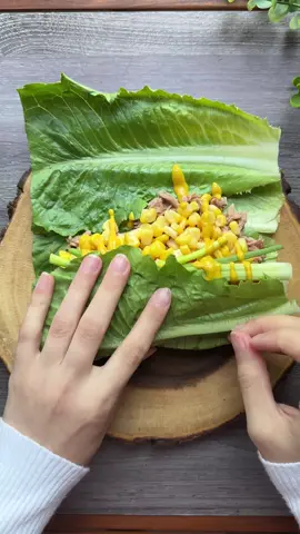 Easy and fast for diet 😍✨👌🏻 Ingredients: Lettuce Tuna Carrots Corn Green onions Mustard —————————🥰 ‎‏ المكونات :  ‎خس  ‎تونة  ‎جزر  ‎ذرة  ‎بصل اخضر  ‎خردل  #دايت #رجيم #افكار #sarah_aldgour #وصفات #lettucewraps #صحي 