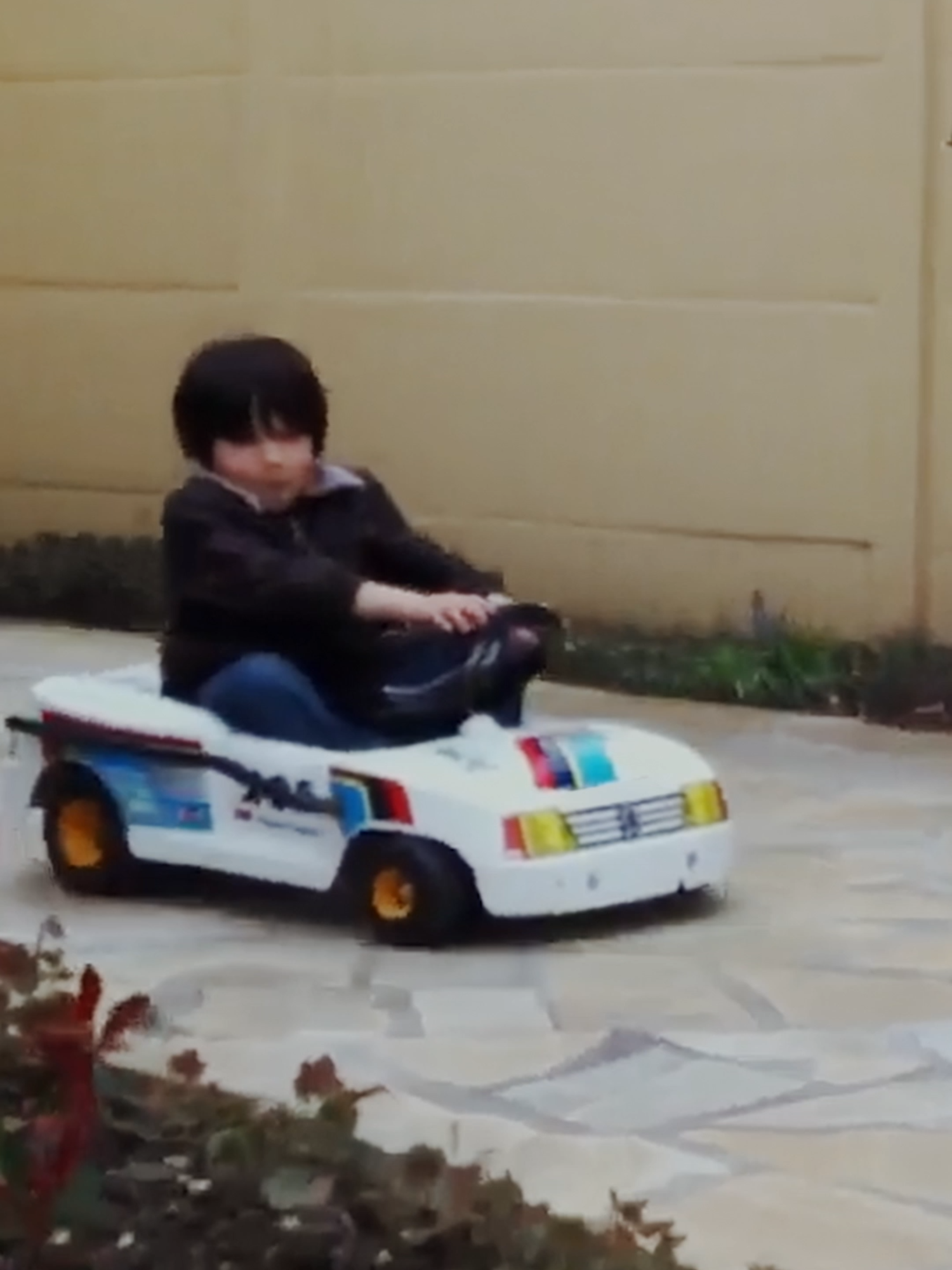 “Raph ve Coco'ya da ben öğrettim, onlar da peşinden geldi. Bu bir macera.” Raphael’in, arkadaşları ve efsanevi #Peugeot205GTi ile olan hikayesini keşfedin.Yeni efsaneyi yakalamaya hazır olun. #PeugeotGTiStories