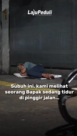 Pagi itu, saat tim menyalurkan sedekah subuh, kami tak sengaja berpapasan dengan seorang bapak yang tengah tertidur pulas di depan sebuah ruko.  Hati kami tergerak melihatnya. Tanpa berpikir panjang, kami langsung menghampiri dan memberikan sepaket sembako. Alhamdulillah, sedekah subuh yang Anda berikan sudah sampai dan turut membantu meringankan beban bapak tersebut🥹❤️. Yuk, terus sebarkan kebaikan! Sedekah subuhmu bisa menjadi harapan bagi mereka yang membutuhkan. Klik link di bio untuk berpartisipasi. #sedekah #kebaikan #viral #foryou #subuh #berbagi #fyp 
