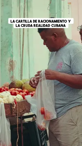 La cartilla de racionamiento en Cuba revela una verdad desgarradora que muchos desconocen. ¿Qué pasa cuando un país vive en la escasez y la pobreza? Este video expone la dura realidad de un sistema que debería garantizar alimentos, pero que apenas ofrece lo básico. Conozcan los productos que deberían recibir cada mes, entre ellos arroz, azúcar y aceite, y la cruda realidad de que, a día 21, solo han llegado el azúcar y el arroz. La voz de quienes luchan día a día por sobrevivir ilumina la oscuridad de un panorama donde el salario no alcanza y la dependencia de estas raciones se vuelve insoportable. Esta es una mirada sincera a la vida cotidiana en Cuba, más allá de las postales turísticas. Un llamado a escuchar las historias de un pueblo que sobrevive en la miseria. 🌍❤️ #Cuba #CartillaDeRacionamiento #RealidadCubana #Escasez #VoCESDeCuba #Solidaridad #CalidadDeVida #HistoriasDeVida #PuebloCubano #EconomíaCuba