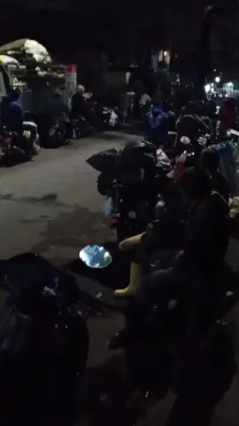 antrian masyarakat yang mau membuang sampah 