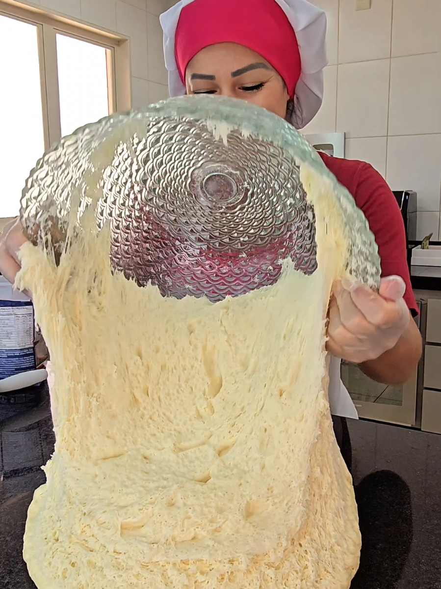🍞 O PÃO CASEIRO MAIS FOFINHO E VENDÁVEL QUE VOCÊ VAI FAZER! 😍 💥 Receita perfeita para vender ou saborear com a família! 📝 Ingredientes Mágicos 💧 1 litro de água morna (para ativar bem o fermento) 🌾 2g de fermento seco OU 30g de fermento fresco 🍬 9 colheres (sopa) rasas de açúcar (deixa o pão levemente adocicado e irresistível) 🥚 2 ovos inteiros (para dar estrutura e maciez) 🪔 125ml de óleo (ajuda na textura e conservação) 🧂 1 colher (sopa) rasa de sal 🌾 Aproximadamente 1.700kg de farinha de trigo (adicione aos poucos até a massa ficar lisinha e desgrudar das mãos) ✨ DICA: Sove bem a massa para ativar o glúten e deixar seu pão super leve e fofinho! --- 🚨 Quer aprender mais receitas de pães gigantes e irresistíveis? 📘 Adquira agora meu E-BOOK com as TOP 10 RECEITAS DE PÃES CASEIROS por apenas R$ 9,90! 📲 É só clicar no link do perfil e garantir o seu agora mesmo! --- 💬 Gostou da receita? 🔖 Salva pra não perder! ❤️ Curte se você ama pão caseiro! ✍️ Comenta aqui: Qual recheio você colocaria nesse pão? 📲 Compartilha com aquela amiga que ama fazer pão! --- Hashtags virais: #PãoCaseiro #ReceitaDePão #PãoFofinho #paogigantedakasandra   #foryoupaodaka 