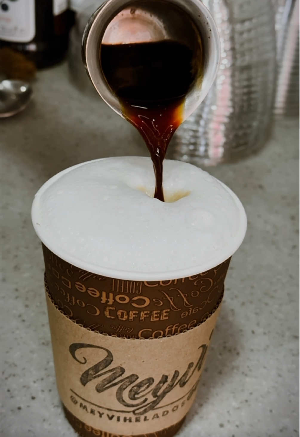 2x1 en café y bebidas calientes. • La promo solo aplica los días martes. • #cafe 