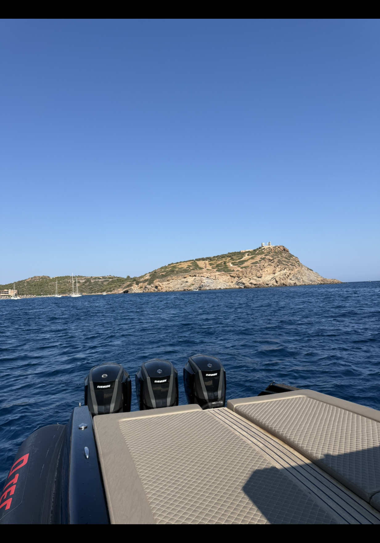Exploring the Temple of Poseidon by boat… Greece from the sea 🇬🇷🌊 #🇬🇷 #greece#Greeceeansea #templeofposeidon#TempleOfPoseidonat #T#TravelGreeceS#SummerVibesI#IslandVibesS#SeaAdventureM#MediterraneanC#CapeSounionH#HiddenGemsG#GreekMythologyT#TravelToknaturelovers  #foryou #viral #fyp #evinrude  #tik_tok 