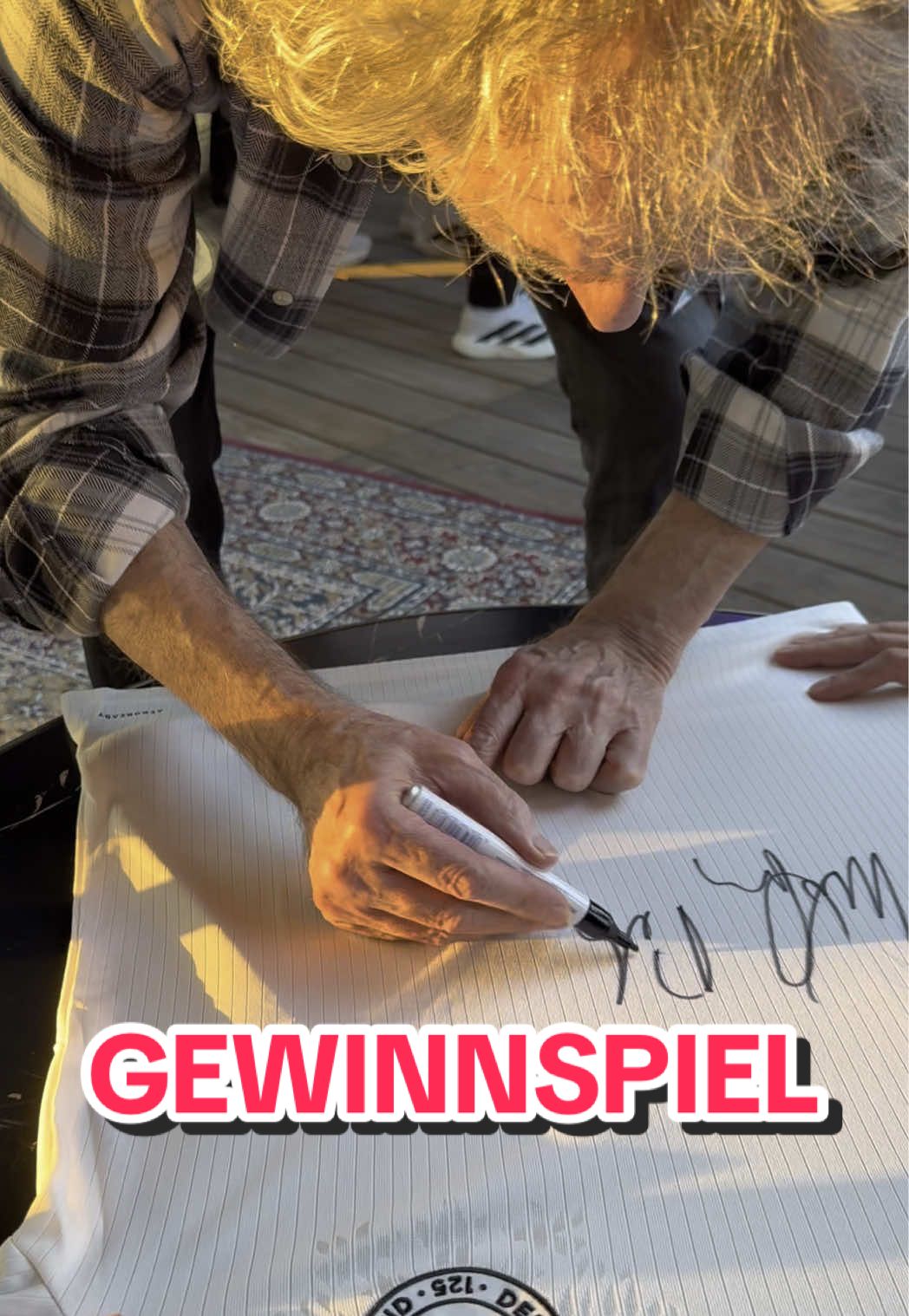 🔥 GEWINNSPIEL 🔥 Im Zuge der Team Hymne zur Frauenfußball-EM 2025 haben wir etwas ganz Besonderes für euch:  Ihr könnt ein offizielles DFB-Trikot handsigniert von Wolfgang Petry gewinnen 🤩⚽🇩🇪 So nehmt ihr am Gewinnspiel teil: 👉🏼 Erzählt uns in den Kommentaren, warum unbedingt ihr das Trikot gewinnen möchtet 👉🏼 Klickt auf den Link zum Gewinnspiel in der Bio und folgt den Anweisungen, um im Lostopf zu landen  Das Gewinnspiel läuft bis zum EM-Finale am Sonntag 27.07. ‪um 23:59 Uhr‬. Der/die Gewinner/in wird am Montag (28.07.) ausgelost und ausschließlich von uns per E-Mail kontaktiert. Fallt bitte auf keine Betrüger-Profile in den Kommentaren herein! Viel Glück! 🍀 #wolfgangpetry #wollepetry #dfb #dfbfrauen #fußball #em2025 #gewinnspiel @dfb 