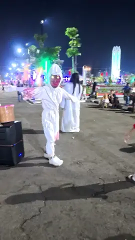 Fokus ke bocil yang ngikutin jogednya pocong 🤣  Di ulang ulang tetap asyik joged ala pocong viral Indramayu  #fyp #viral #pocongviral #poconglucu #pocongjoged #poconggaul #pocongdj #pocongmodern #pocongindramayu #pocongjembetkaret #pocongjembet #pocongganjen #joged #jogedviral #jogedlucu #lucu #jogedpocong #alunalun #alunalunindramayu  #trendingnow #wewe #wewegombel #cosplay #badut #viralreels #trendingnow