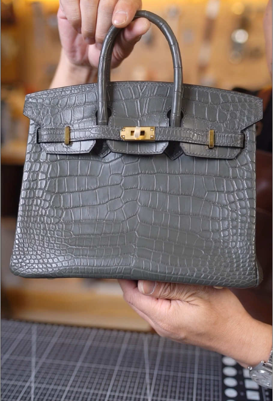 The quality of a good bag depends not only on the leather, but also on years of experience.