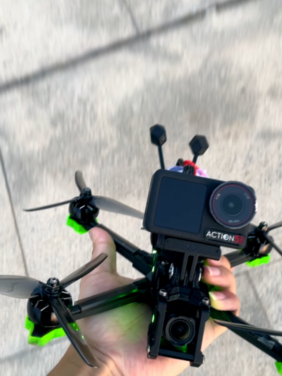 POV: Nerbangin drone fvp setelah beli actioncam impian 📸         🛍️🛒 untuk cek harga & pembelian, klik keranjang kuning di pojok kiri video        #kamera #dji #djiosmo #osmoaction5pro #fpvdrones 