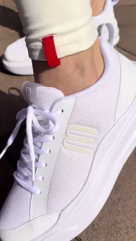 A Melissa X MOOD é o sneaker que acompanha o seu ritmo, super leve, prático e cheio de personalidade, ele garante bem-estar do primeiro ao último passo. O Cabedal em tecido respirável abraça os pés com suavidade, enquanto a sola de 4cm adiciona o toque certo de estilo para transformar até o look mais básico. Aguardamos você aqui na loja para provar e se apaixonar 😍🥰 #melissaxmood #melisseiras #mlovers #moda #tênis  