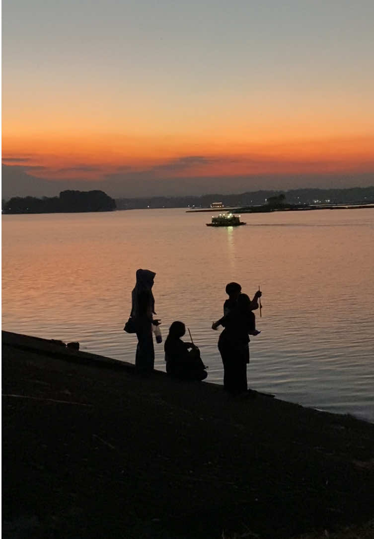 Boyolali emang ngga punya pantai, tapi boyolali punya waduk cengklik yang viewnya ngga kalah cantik dari pantai 🤍🤍 #wadukcengklikboyolali #siluet #senja #videomentahan 