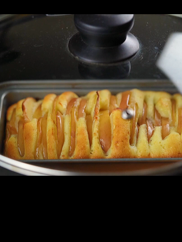 Apple pound cake without oven  INGREDIENTS & PROCESS: 1 APPLE  REMOVE THE APPLE SEEDS CUT INTO SLICE 2 EGGS  BEAT UNTIL FLUFFY ½ CUP SUGAR  BEAT UNTIL SUGAR DISSOLVE ¼ CUP OIL 1 TSPN VANILLA ESSENCE  MIX 1 CUP FLOUR  1 TSPN BAKING POWDER  SIEVE ¼ CUP MILK (POUR GRADUALLY) MIX WELL OIL GREASE IN 8 INCH MOULD  PLACE A BAKING PAPER  BRUSH OIL POUR THE BATTER PLACE APPLE SLICE PLACE A PAN WITH WIRE STAND PRE HEAT FOR 5-7 MIN. PLACE THE MOULD COOK FOR 35-40 MIN. BAKE FOR 35 MIN DEMOULD THE CAKE . . . #foryoupage #fyp #trending #applepoundcake #homemadedessert #viral #tiktokfood