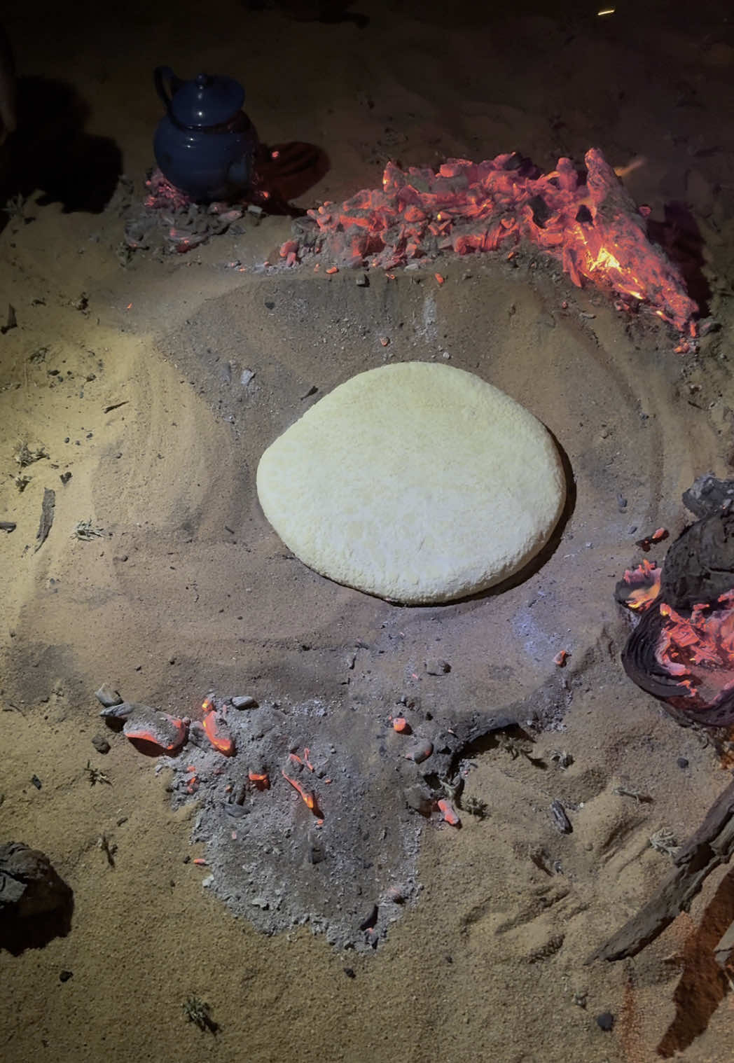 I had the incredible chance to witness and taste traditional Tuareg sand bread in Djanet — baked directly in the desert, without an oven, and without a pan. Right there, in the heart of the Sahara, the dough was carefully kneaded and shaped before being buried under hot sand and glowing embers. After some time, the bread was uncovered — golden, warm, with a smoky aroma and a unique texture. It was a magical experience to watch this ancestral technique in action, passed down through generations, and to share a piece of this desert heritage with the locals. #pain #paindesable #sandbread #bread #touareg #sahara #sahra #algeria #amazigh #sand #dune #desert #djanet #tassili #algerie🇩🇿 #dz #tradition #taguella 