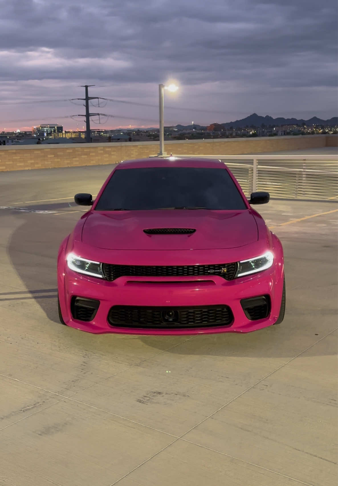 🌃🎀 . . . . #fyp #explore #pink #scat #392bettyyy #ladydriven #pinkcar #mopar #dodge 