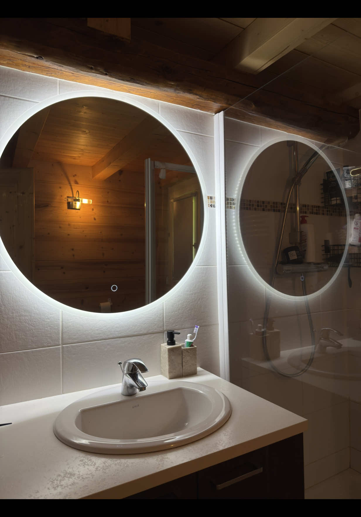 -collaboration commerciale-  Vous me demandez souvent les références des meubles à la maison, on termine par deux pépites, mais cette fois ci ce sera à l’étage avec la salle de bain et la chambre 🪞🛏️  Les articles viennent de chez @Vente-unique ✨  • pour le miroir, il s’agit du modèle DANIELA  • pour le lit coffre, il s’agit du modèle SARAH  Vous avez toujours 10€ offerts pour 100€ d’achat (hors Marketplace) avec mon code « AMANDINE10 » et cumulable avec toutes les promos du site ! 🫶🏼  Vous validez ? J’ai hâte d’avoir vos retours 🩵  • • • #Home #homeinteriors #venteunique #homeinspo #miroir 