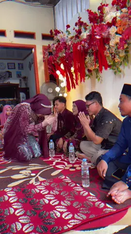 Snajan wes tak belani ngesott tetep ae sing di delok sepatune😭🙏🏻 #melamarmu #lamaran2025💍 #lamaranmoment #enggagement #fy #foryou #fyp #tiktoktrending #soundviral #trend #xyzabc #story #makeup #kebayalamaran #cikarangpeople #jowopride#misteriilahi #slowmo #masyaallahtabarakkallah 
