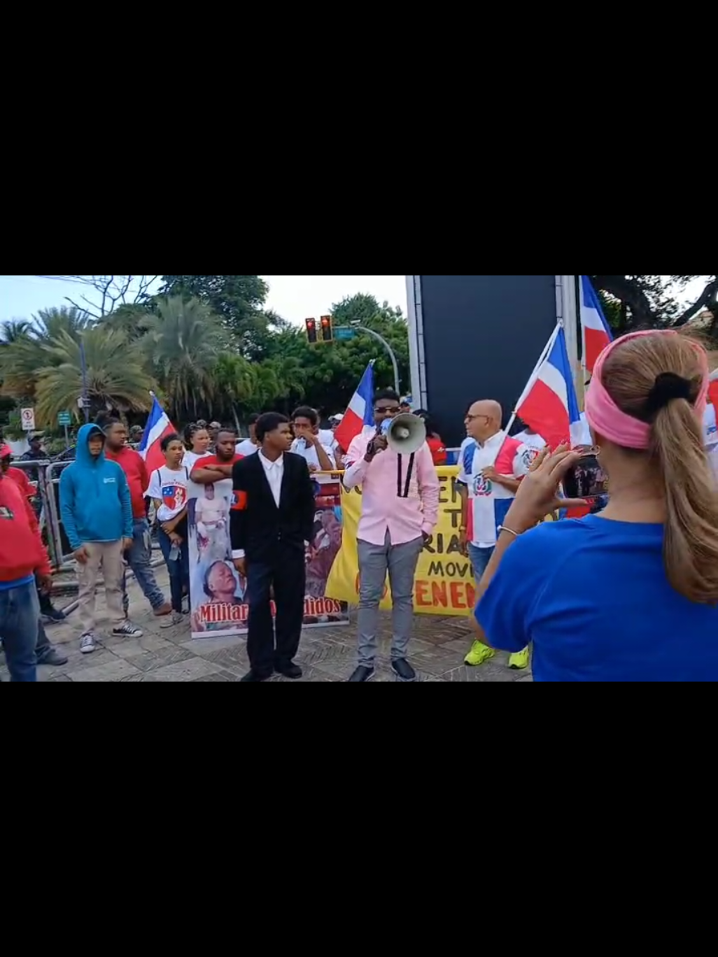 Gracias a todos los Dominicanos que nos acompañaron este lunes 21 de julio 2025 en la tercera protesta semanal frente al palacio presidencial en contra de la traición a la patria disfrazada de política, en contra de la regularización, de la inclusión de Haitíanos en la política Dominicana, de los campos de refugiados, en contra de la inclusión de nuestros enemigos de siempre en la policía y el ejército nacional, Dios patria y Libertad seremos Dominicanos hasta después de la muerte @Resistencia @zoriely @marinacollado778 @Corrupción al Desnudo @LaDomi_Consciente🇩🇴 @duartelives @crismeldypaulino @NAELITH🇩🇴 @Denny Tejeda Pérez @DesapendejateRD. @clarysfelipe1819 @Manny Solano @Julio Candelario @RUTH @Asura @paulino gutierrez #paratiiiiiiiiiiiiiiiiiiiiiiiiiiiiiii #alofokeradioshowtiktok #mannysolano #codigopatria🇩🇴 #codigopatria #republicadominicana🇩🇴 #🇩🇴 #viralenrd🇩🇴 #NoMásEntrega #SolucionesDesdeElPueblo #🇩🇴🇩🇴🇩🇴 #santodomingo #tolentino 