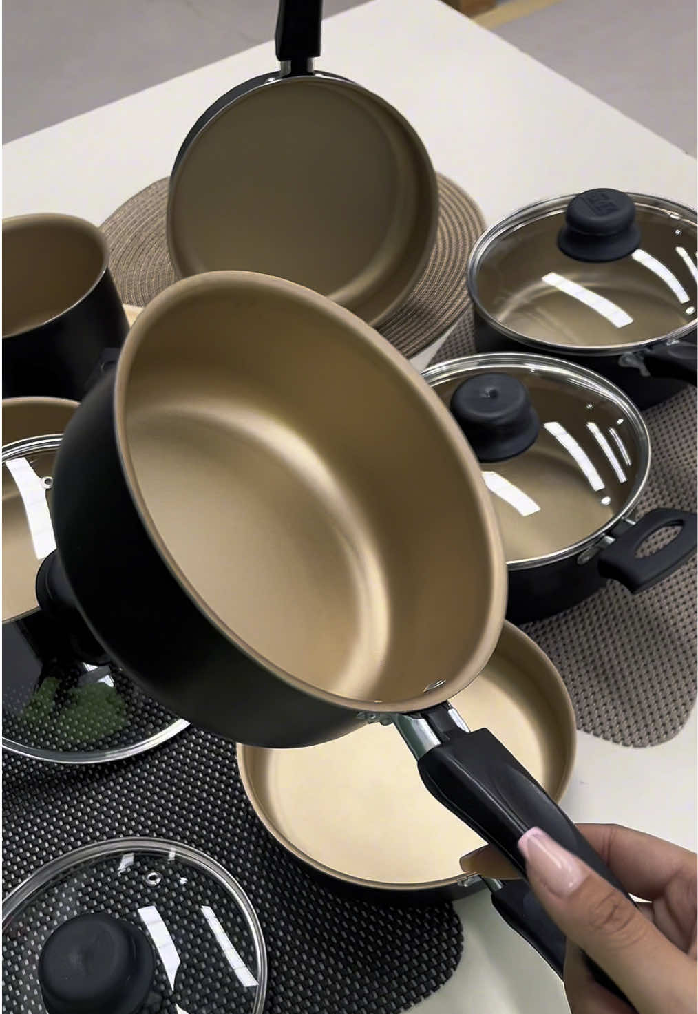 Conjunto perfeito para completar sua cozinha conta com 10 peças sendo 7 panelas e 3 utensílios de cozinha🤩 Compre aqui no nosso TikTok Shop 👆 #jogodepanelas #trend #foryou #culinaria 