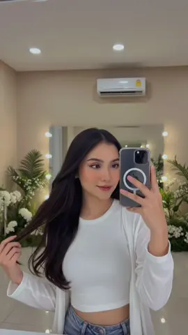 Prompt: Seorang gadis cantik asal Indonesia berkulit putih, sedang melakukan selfie dengan gaya paling tren saat ini. Ia mengenakan outfit casual kekinian berupa crop top putih dan outer tipis, rambut tergerai rapi, makeup flawless natural-glow. Ia tersenyum manis sambil sedikit memiringkan kepala, tangan memegang ponsel dengan casing transparan. Latar belakang kamar estetik bernuansa beige dengan cermin besar, tanaman hias, dan pencahayaan soft ala beauty lighting. Komposisi foto format 9:16, resolusi tinggi 8K, efek kamera HP flagship terbaru, gaya ala influencer Instagram 2025. #geminiai #chatgpt #editfoto #fyp 