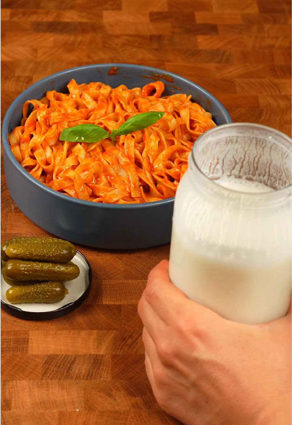 Malzemeler Herhangi bir makarna Domates salçası Bir tutam şeker Tercihen içme suyu Su için bolca tuz Zeytinyağ Tereyağ Dilediğiniz baharatlar (toz biber, karabiber vb.) İlk olarak suyu kaynatın ve makarnalardan önce bolca tuz ekleyin. Deniz tuzu gibi tuzlu olması gerek. Daha sonra kullanmak istediğiniz makarnayı ekleyip, pakette önerilen pişme süresinden 2 dakika öncesinden (diri sevmiyorsanız 1 dakika öncesinden) çıkartın ve makarna suyunun bir kısmını kenara ayırın. Aynı tencerede kokusu çıkana kadar salçayı kavurup, üzerine makarna suyundan ekleyin (1 yemek kaşığı domates salçasına 1 su bardağı makarna suyu). Kıvamı çok cıvık ise bir süre çektirebilirsiniz. Eğer çok koyu ise makarna suyundan biraz daha ekleyin. Videodaki sos kıvamını yakalayınca altını kapatıp tereyağ ve dilediğiniz baharatları ekleyin. Her zaman sosu makarnaya değil, makarnayı sosa eklemeye özen gösterin. Ben tarifi olabildiğince yalın tutmak için baharat eklemedim vs. eklemedim ama isteğe göre toz biber, kuru nane, kuru fesleğen ya da sevdiğiniz başka baharatları veya peynirleri sosa ekleyebilirsiniz. Ben genelde parmesan ve taze fesleğen kullanıyorum. Hatta dileyen, salçadan önce ince kıyılmış soğan ve sarımsak bile ekleyip kavurabilir çünkü neden olmasın?