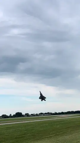 F-22 Demo team Monday Eaa Airventure 2025 #airplanes #america #eaa #wisconsin #fyp #f22raptor 