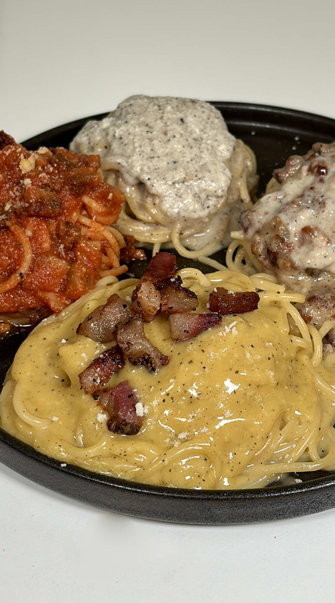 CARBONARA Y SUS HERMANAS: DRAMA FAMILIAR DE ROMA 🇮🇹🍝 Dicen que todas las familias tienen una oveja negra… Pero en esta, todas tienen carácter, todas discuten y ninguna acepta críticas. Son cuatro hermanas, todas nacidas en Roma, todas obsesionadas con el queso —y con tener la última palabra. 🔥Vamos por orden, antes de que se peleen Todo empieza con lo esencial: queso 🧀 y pimienta Eso es Cacio e Pepe. La minimalista. Dos ingredientes, mucho carácter. No necesita más para hacerse notar. Luego llega el primer giro: le sumas guanciale crujiente 🥓 y aparece Gricia. La discreta. Silenciosa, pero intensa. Sin huevo, sin tomate… solo sabor puro y directo. A la Gricia le pones yema de huevo 🥚 y de repente todo cambia. Nace Carbonara. La estrella. Cremosa sin nata, sabrosa sin esfuerzo. La que acapara el foco y se lleva todos los likes. Y si al guanciale le quitas el huevo y le pones tomate 🍅… Aparece Amatriciana. La pasional. Roja, picante, con ganas de pelea. Siempre lista para conquistarte a cucharadas. Cuatro recetas, una misma raíz, y una ciudad que las une: Roma. Publi. Todas cocinadas con  @Pasta Garofalo España las familias complicadas necesitan una buena base. ¿Con cuál te quedas tú? #CarbonaraYSusHermanas #PastasRomanas #Garofalo #PastaItaliana #CacioePepe #Gricia #Carbonara #Amatriciana #pastagarofalo #pasta