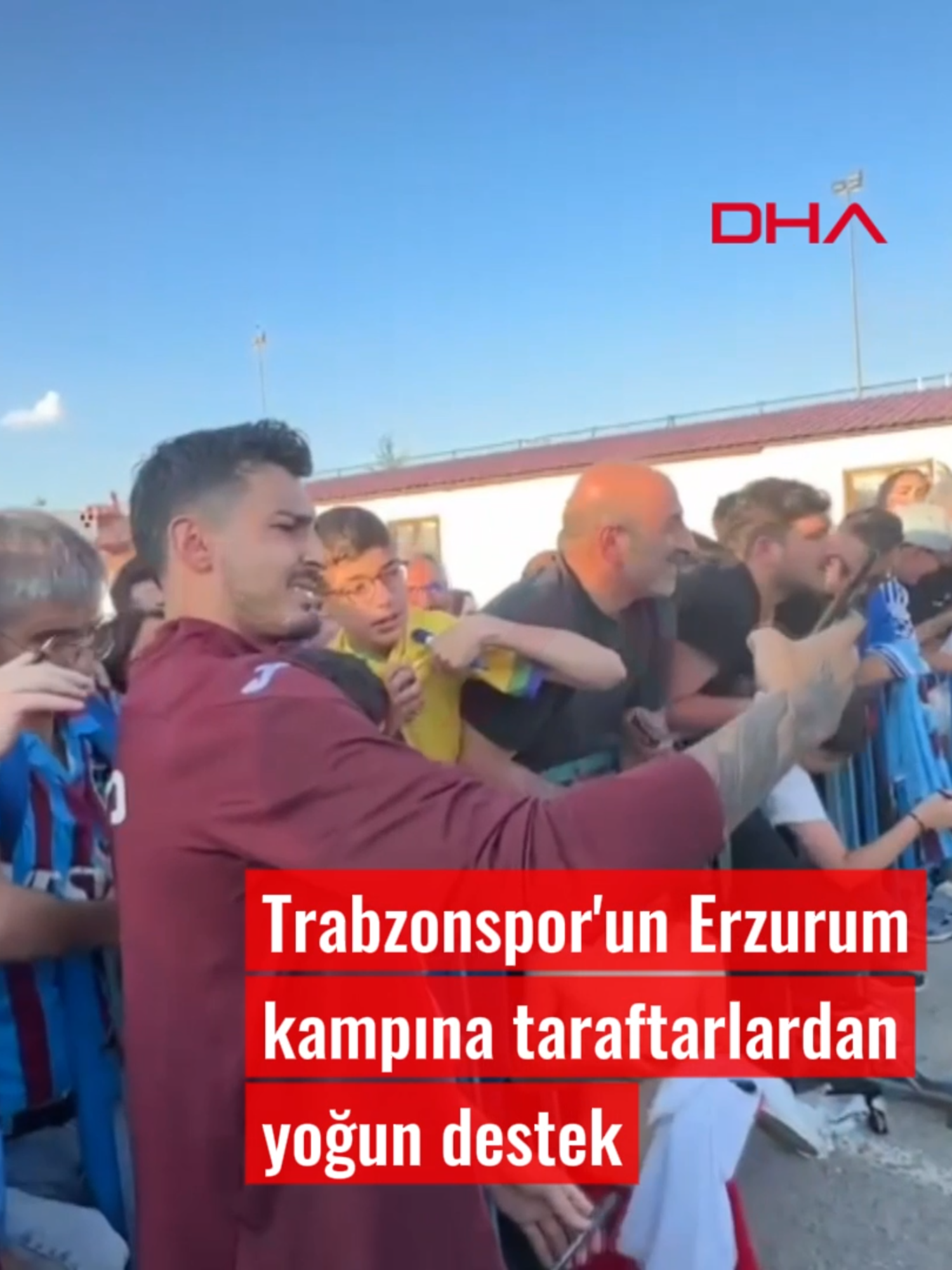 Trabzonspor'un Erzurum kampına taraftarlardan yoğun destek Yeni sezon hazırlıklarını Erzurum Yüksek İrtifa Kamp Merkezi’nde sürdüren Trabzonspor, taraftar buluşmasının ikincisini bu akşam gerçekleştirdi. Bordo-mavili formalarıyla alana akın eden taraftarlar, teknik direktör Fatih Tekke ve kaptan Uğurcan Çakır’a büyük ilgi gösterdi. Nurgül GÜNAYDIN / ERZURUM, (DHA) #Dha #Spor #Erzurum #Trabzonspor #Taraftar #Destek